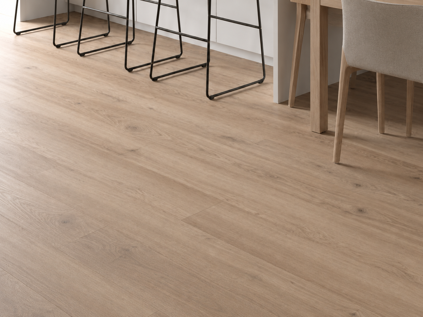 SPC Flooring en cocina moderna con tablas efecto madera clara