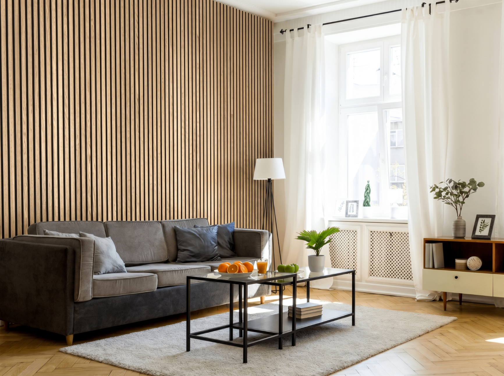 Acoustic Panel en living luminoso junto a ventanales y sofá gris